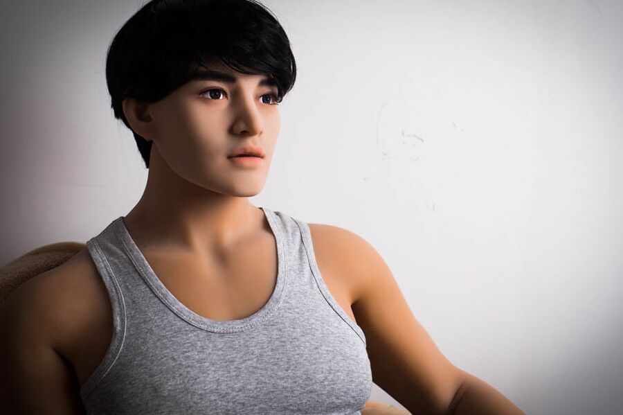 21P Boneco sexual masculino Gene tendo seu pau duro acariciado por sua namorada boneca sexual