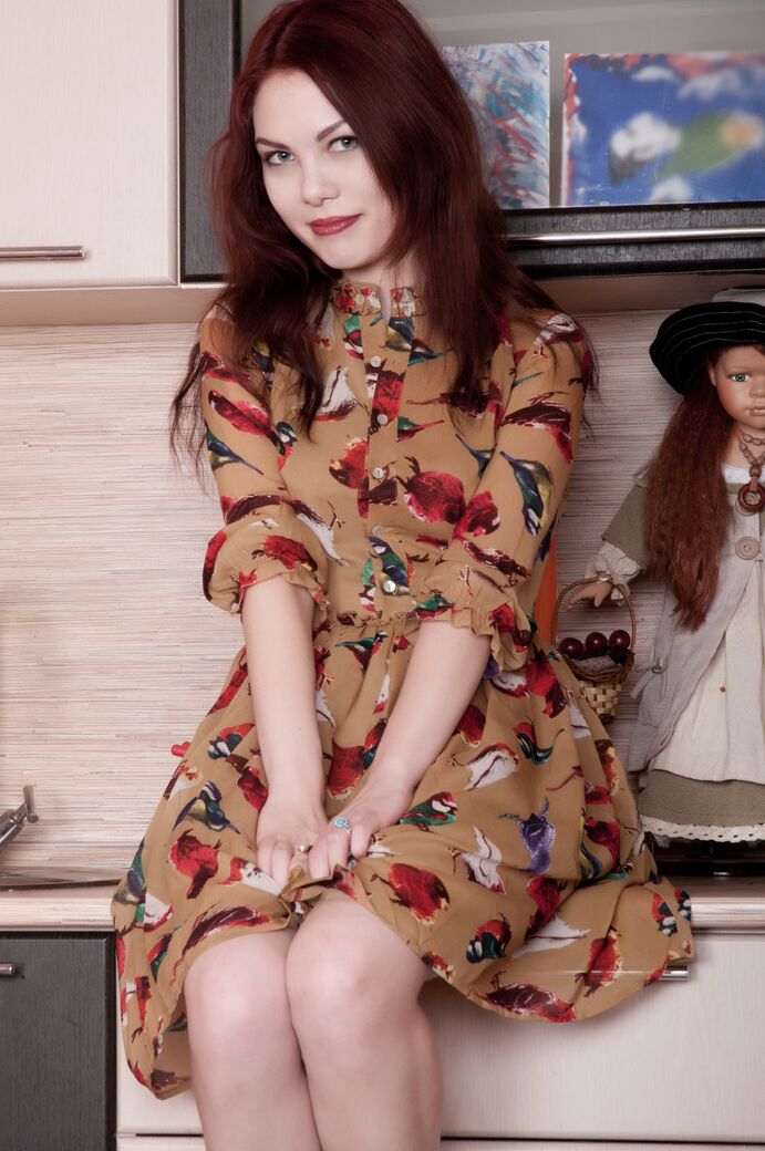 20P La jeune sexy Bellatrix se met totalement nue avant de se rhabiller.