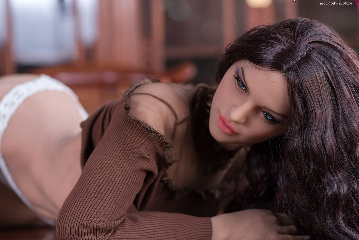 12P Heiße Sexpuppe Eleanora posiert auf einem Schreibtisch in einem sexy Hemd und Höschen