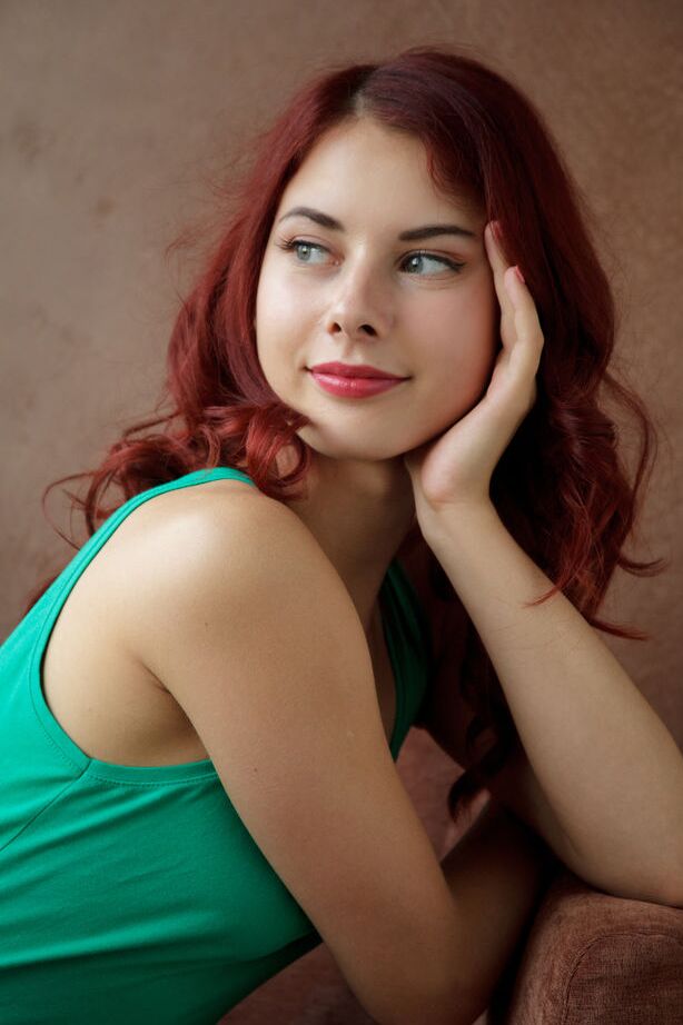 16P La preciosa pelirroja Pearl Ami libera su cuerpo de jovencita de un vestido verde