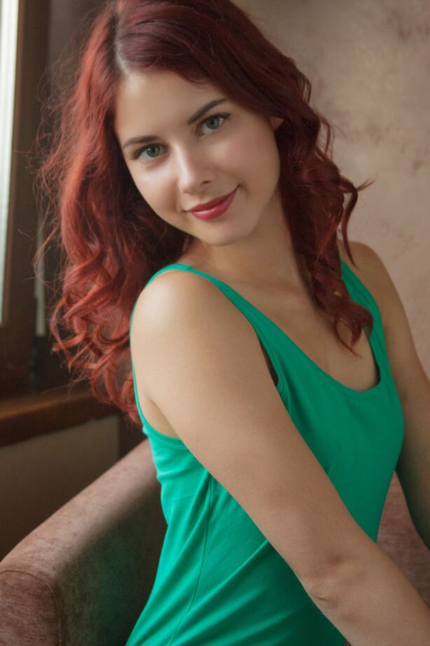 16P La preciosa pelirroja Pearl Ami libera su cuerpo de jovencita de un vestido verde