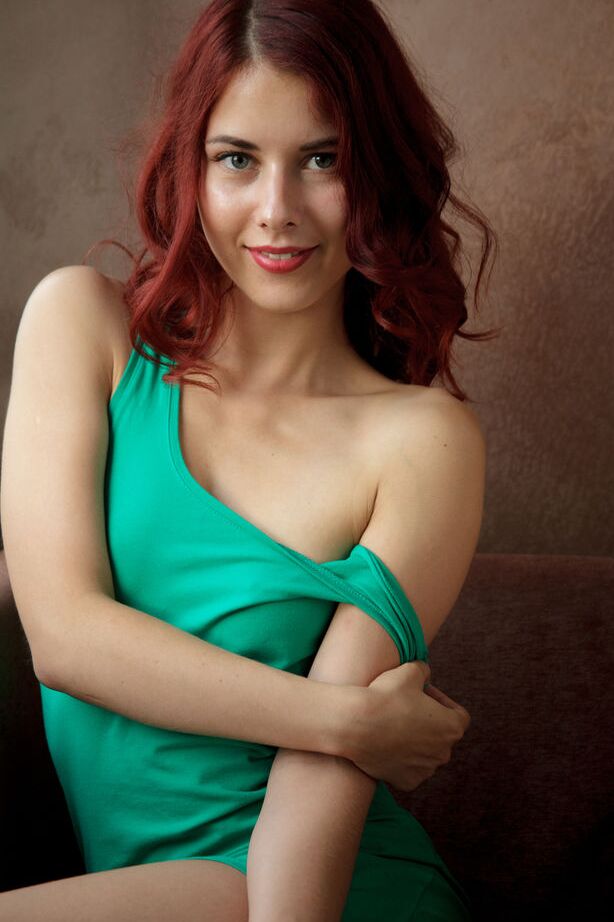 16P La preciosa pelirroja Pearl Ami libera su cuerpo de jovencita de un vestido verde