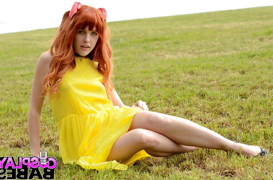 16P Amarna Miller pose dans une belle robe jaune à l'extérieur