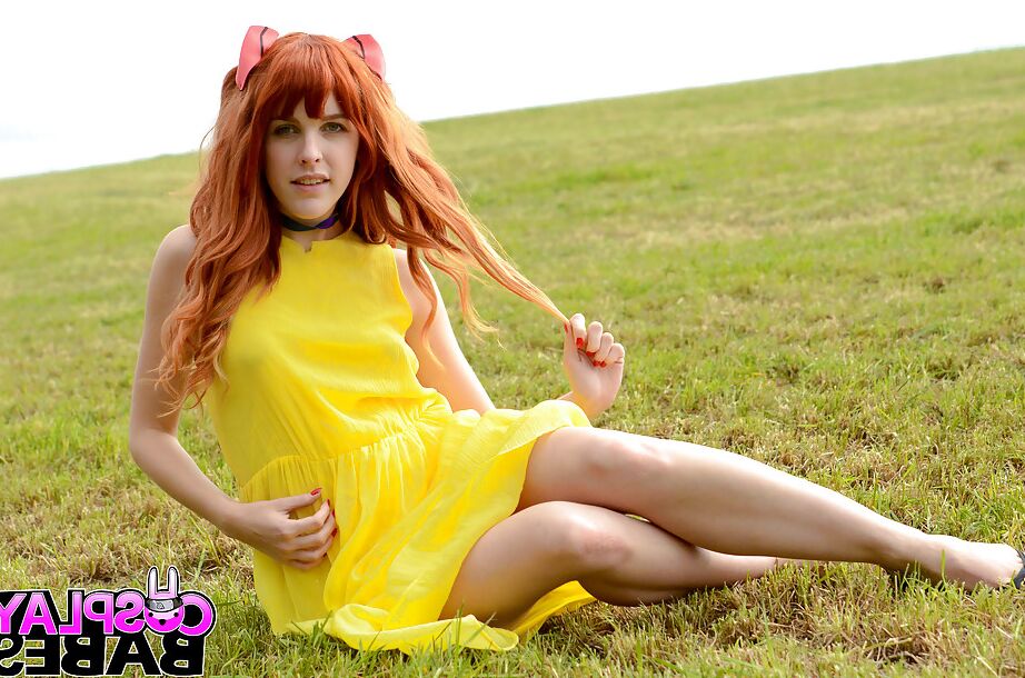 16P Amarna Miller pose dans une belle robe jaune à l'extérieur