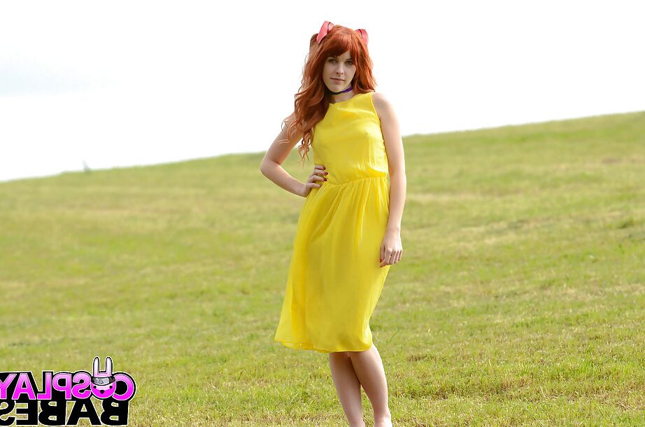 16P Amarna Miller pose dans une belle robe jaune à l'extérieur