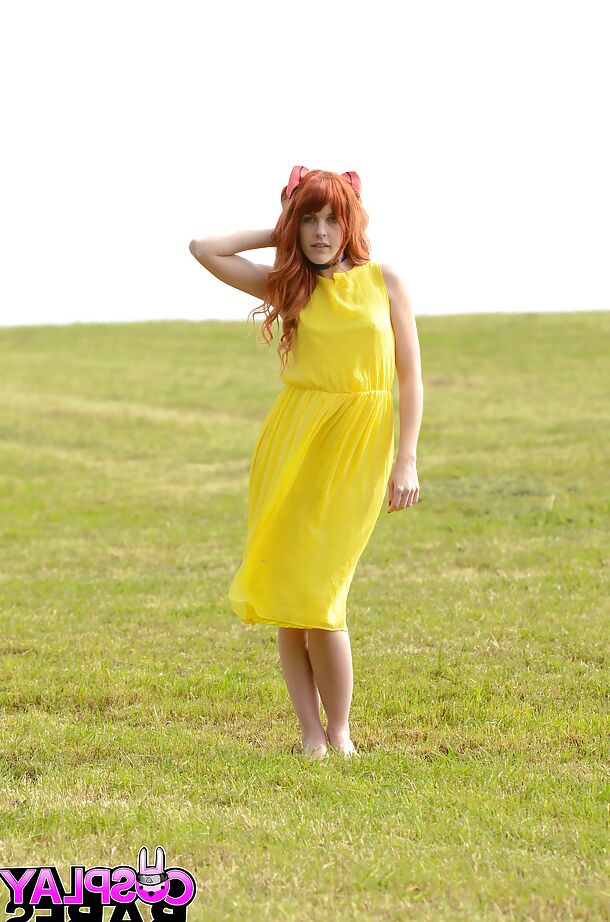 16P Amarna Miller pose dans une belle robe jaune à l'extérieur