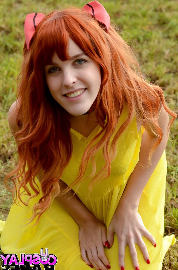 16P Amarna Miller pose dans une belle robe jaune à l'extérieur