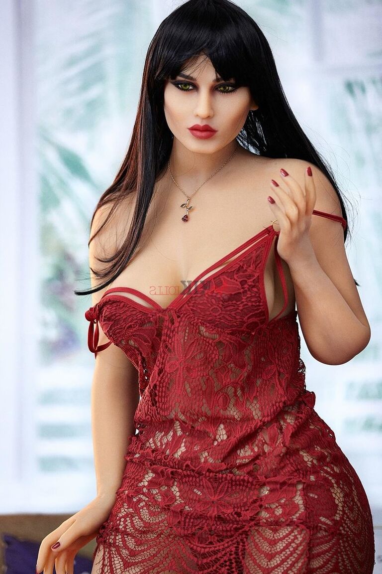 21P Die dicke brünette Sexpuppe Yael zieht ihr durchsichtiges Kleid aus, um ihre Kurven zu zeigen
