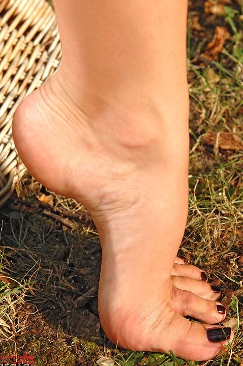 11P Die heiße Brünette Jelena Jensen befreit ihre hübschen Füße nackt aus ihren Flip-Flops