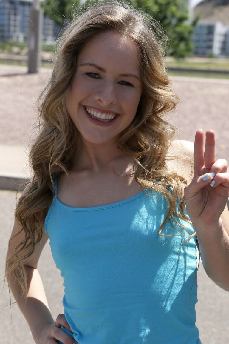 18P Smiley Lilly Ford mostra peitos pequenos lá fora