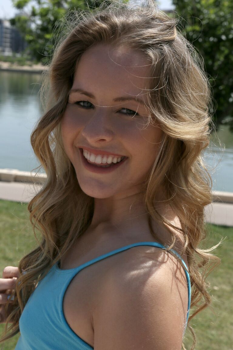 18P Smiley Lilly Ford mostra peitos pequenos lá fora