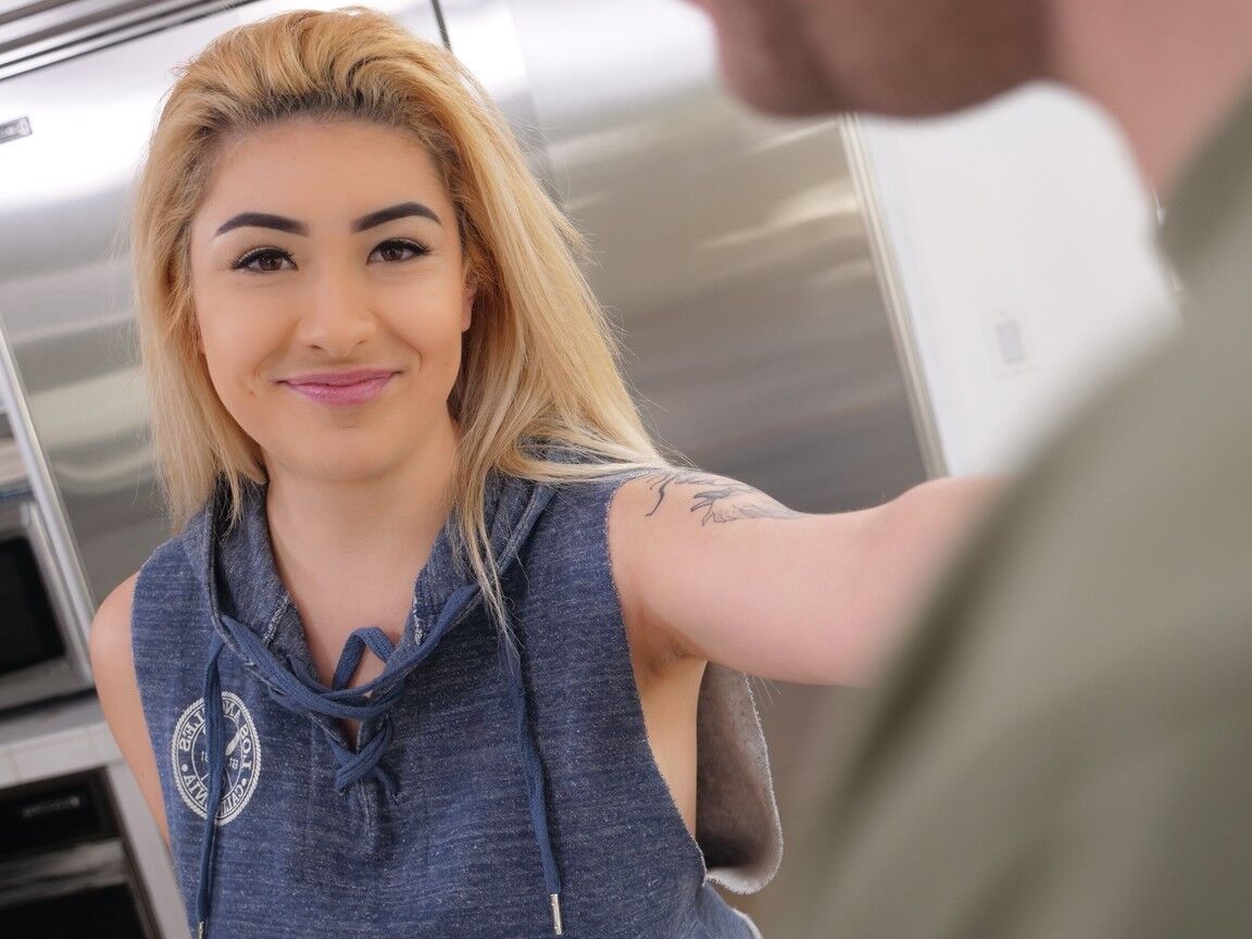 15P Serena Skye, une jeune aux gros seins lèche et baise une bite à genoux