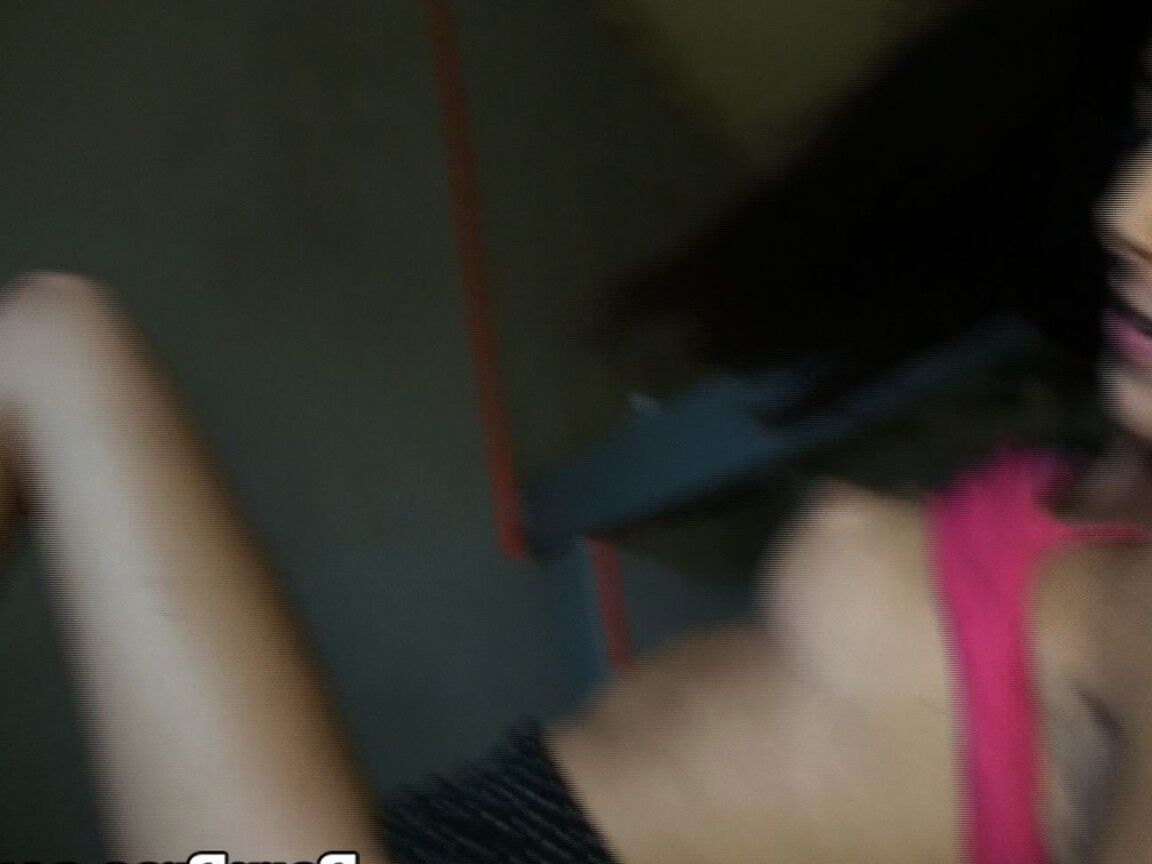 17P MILF de pelo negro Nikki Daniels capturada en una follada voyeur caliente en las escaleras