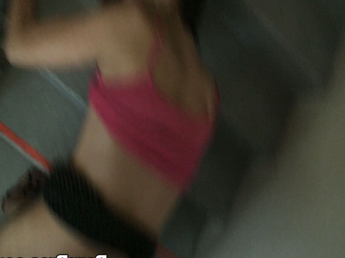 17P MILF de pelo negro Nikki Daniels capturada en una follada voyeur caliente en las escaleras