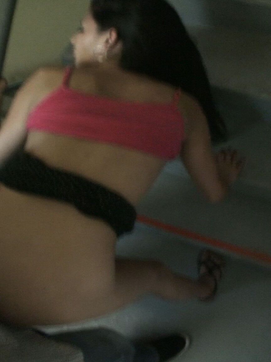 17P MILF de pelo negro Nikki Daniels capturada en una follada voyeur caliente en las escaleras