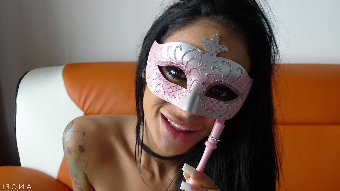 15P A garota latina flexível Angelina Valentine lambe as solas enquanto segura um vibrador enorme
