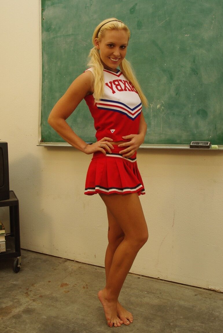 18P La pom-pom girl blonde impertinente Jamey James suce une bite