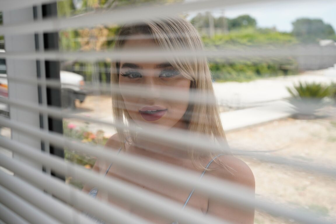 21P A adolescente peituda Martina Smeraldi tem sua vagina pregada por um pau grande