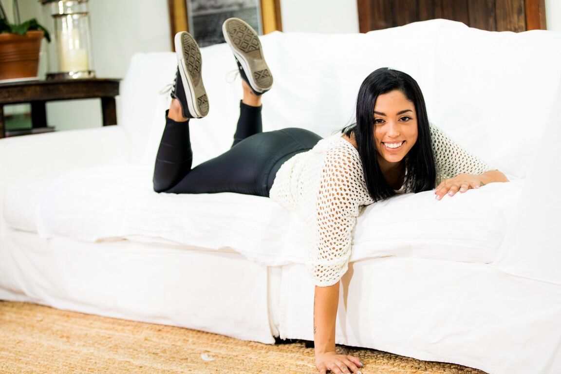17P A adorável latina Vanessa Sky de cabelos pretos exibe suas partes íntimas do corpo