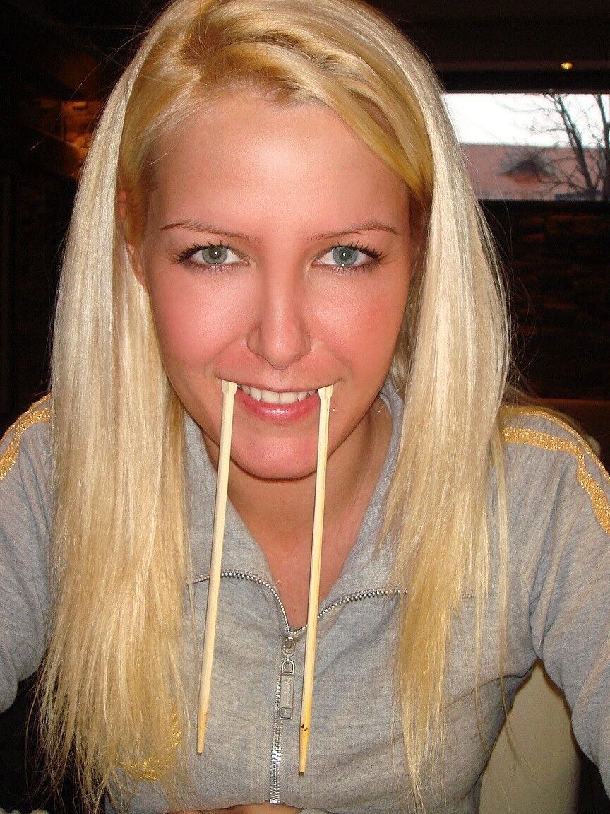 11P Húngara MILF Sophie Moone gosta de comida japonesa em seu restaurante favorito