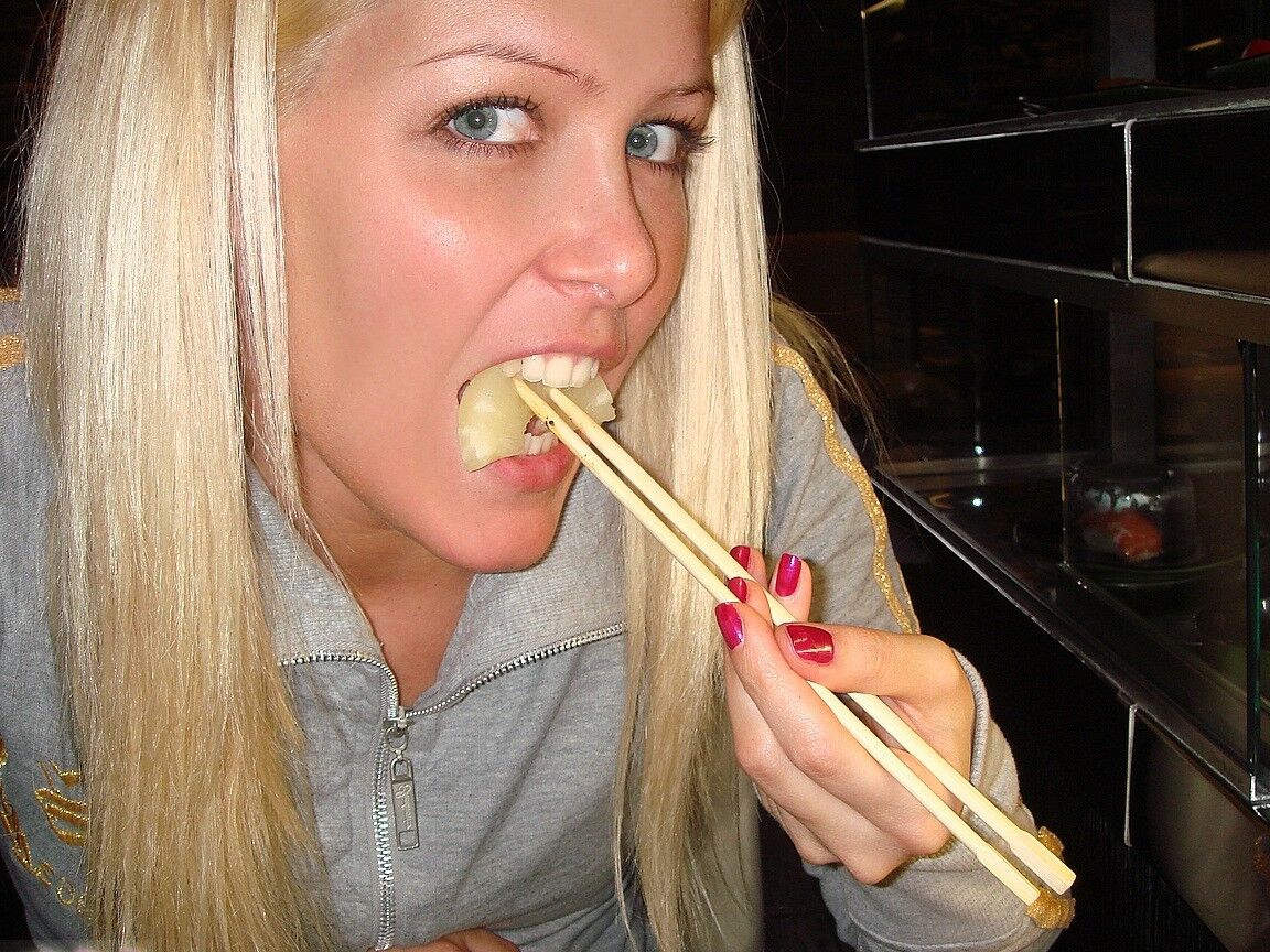11P Húngara MILF Sophie Moone gosta de comida japonesa em seu restaurante favorito