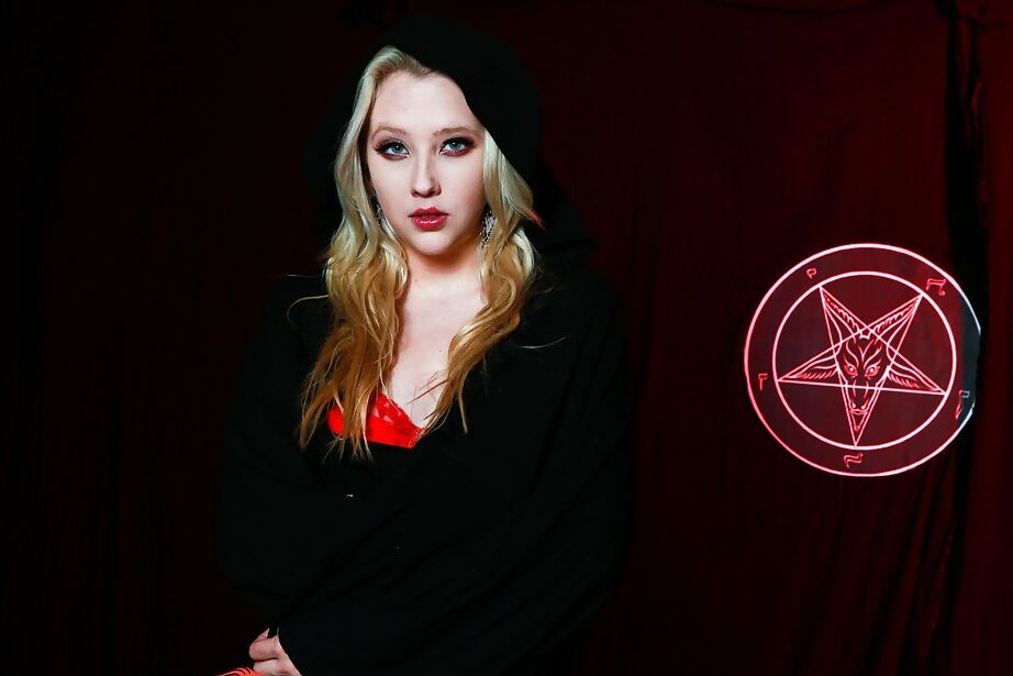 16P La star blonde du porno Samantha Rone enlève sa lingerie rouge pour poser nue.