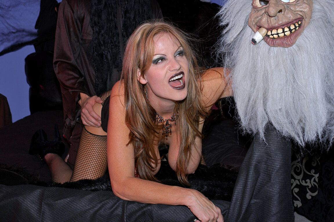 17P A bruxa pornô safada Kelly Madison é fodida por um cara mascarado na cama