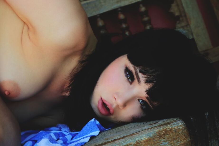 12P La belleza de cabello oscuro Malena desliza un dedo en su delicioso coño adolescente