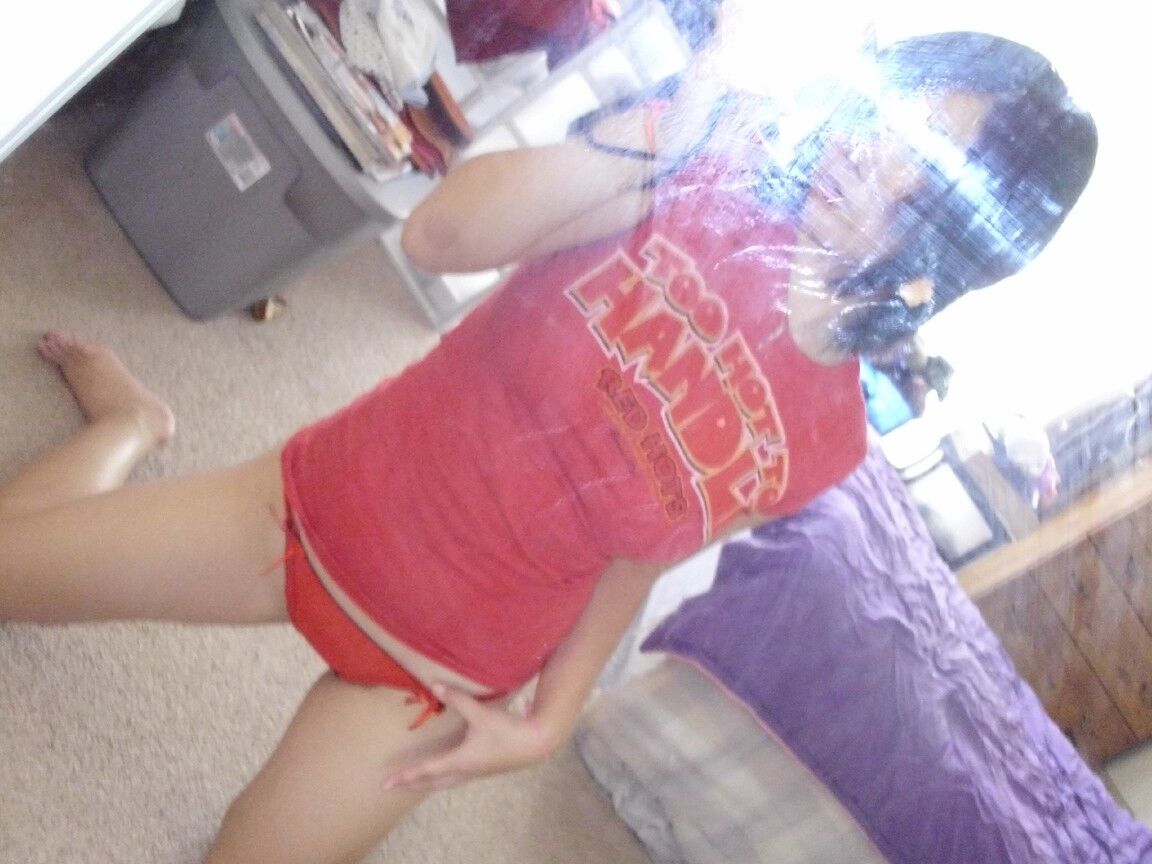 21P Novia adolescente Bootylicious se toma selfies de su cuerpo caliente mientras se desnuda