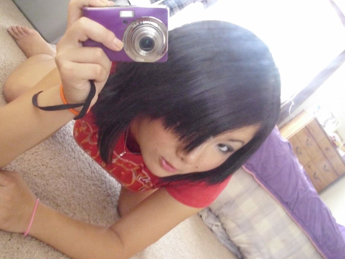 21P Novia adolescente Bootylicious se toma selfies de su cuerpo caliente mientras se desnuda
