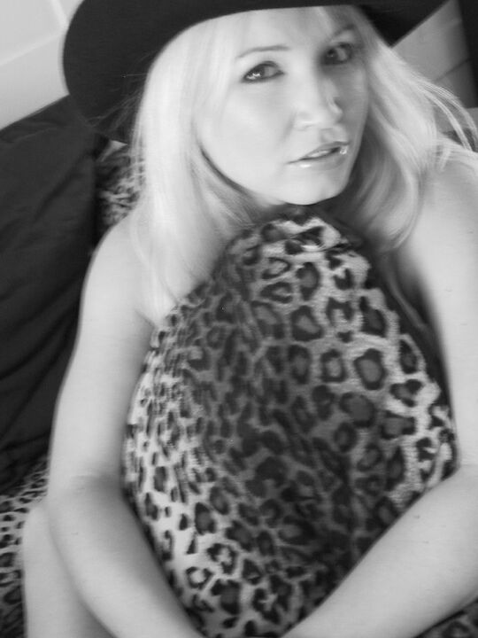 21P MILF pornsar Rachel Love exibindo seus peitos grandes em uma cena vintage