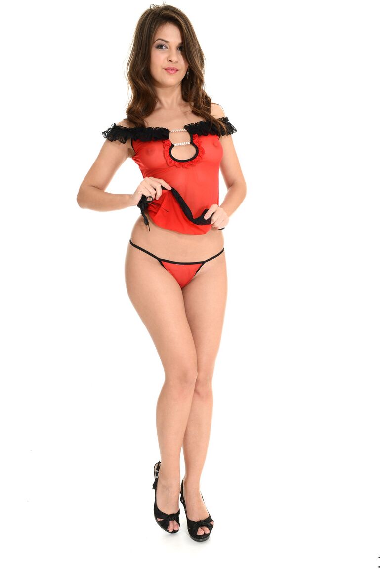 15P Doce menina Tania R tira a lingerie para ficar nua de salto preto