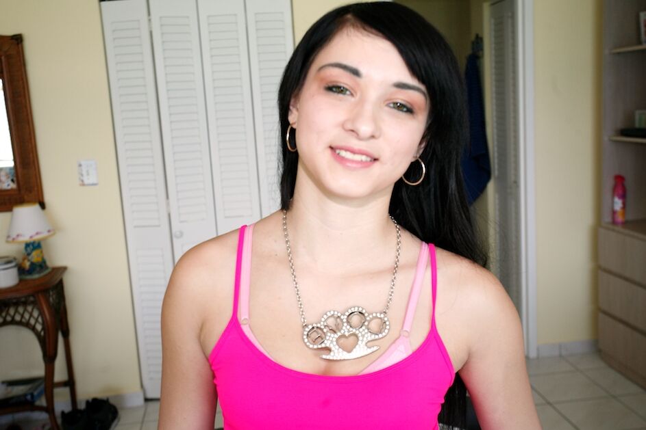 20P Las deliciosas tetas naturales Mandy Sky hace alarde de su culo caliente y su vagina