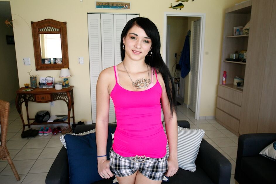 20P Las deliciosas tetas naturales Mandy Sky hace alarde de su culo caliente y su vagina