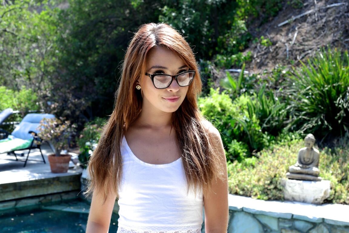 17P La seductora adolescente Kaylee Haze se desnuda al aire libre cerca de la piscina
