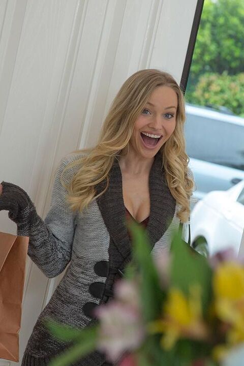 14P Staci Carr, la rubia sexy completamente vestida, se desnuda para hacerle una paja a su novio en realidad