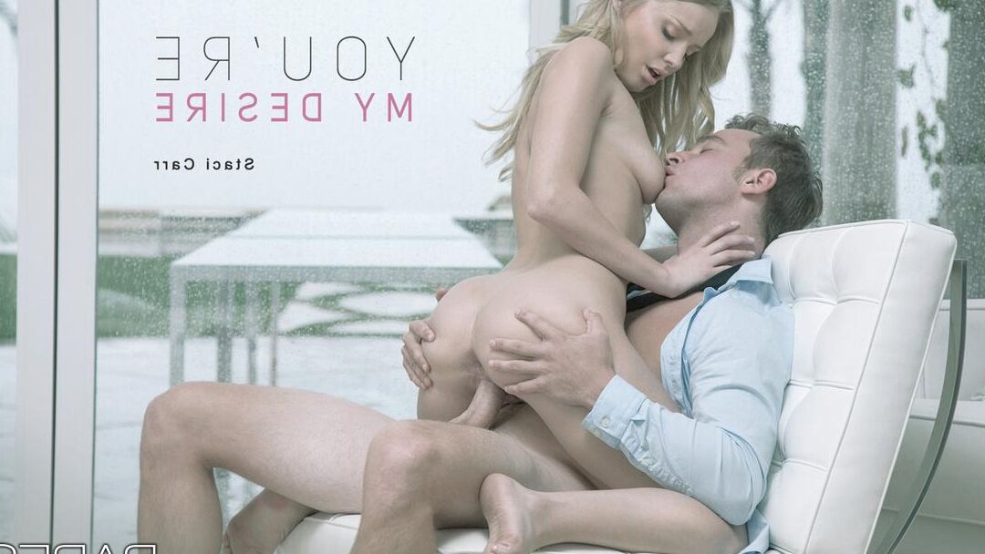 14P Staci Carr, la rubia sexy completamente vestida, se desnuda para hacerle una paja a su novio en realidad