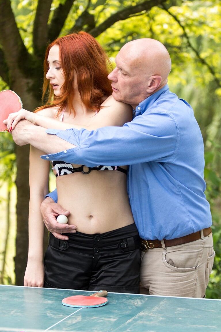 17P La belle rousse Eva Berger se fait défoncer la chatte d'adolescente par un vieil homme
