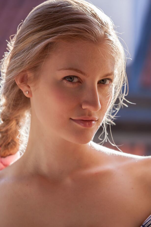 18P La joven rubia flexible Bretona muestra su bonito culo y su coño afeitado desnuda