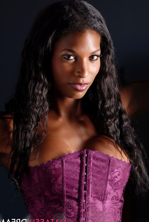 16P La adorable tgirl de ébano Natassia posando sexy vestida de morado
