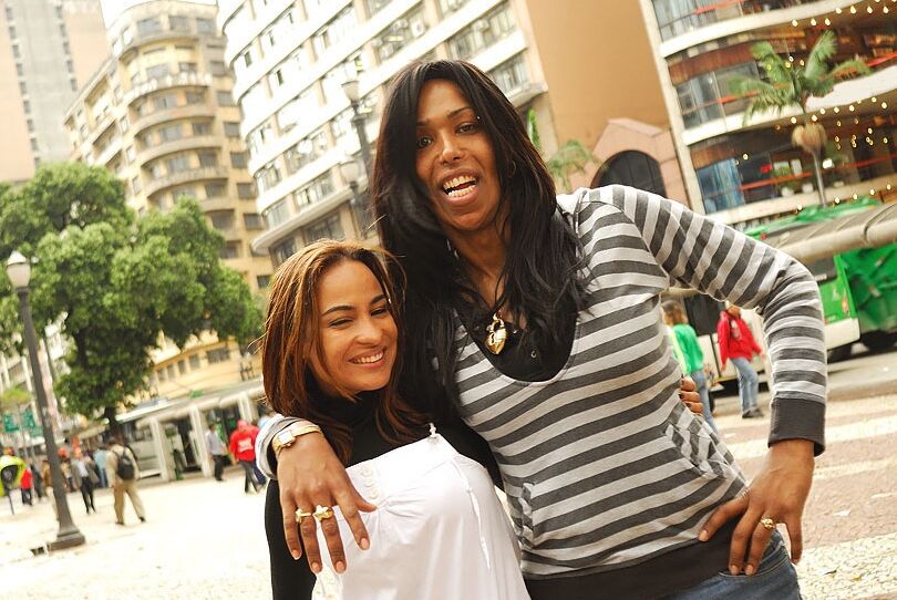 16P La alta transexual de ébano Suzanna Holmes masturbándose su enorme polla negra