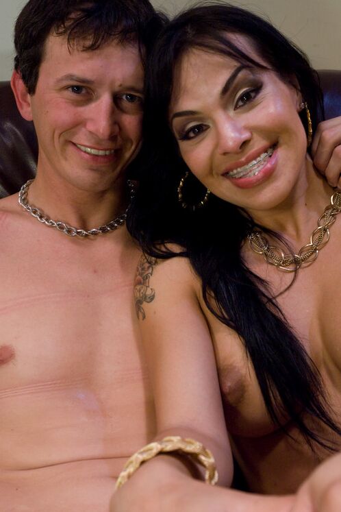 15P Travesti morena tatuada Foxxy sentando sua bunda gorda em um pau duro