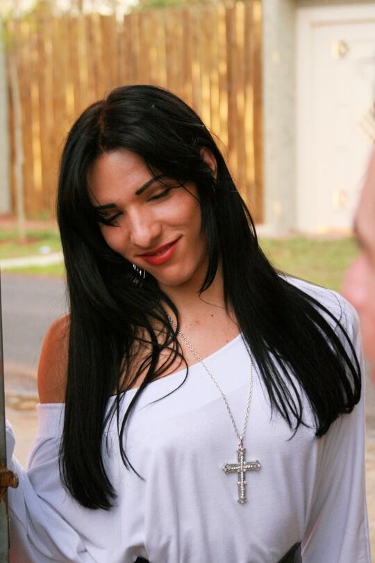 16P Morena gostosa Travesti latina Natalia ficando louca na piscina