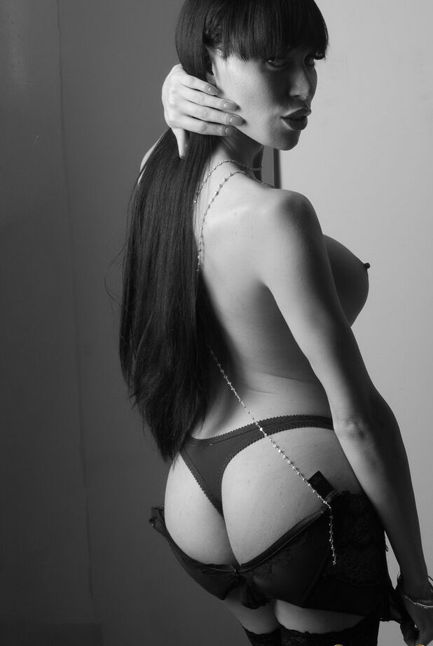 12P Mia Isabella B&W corner