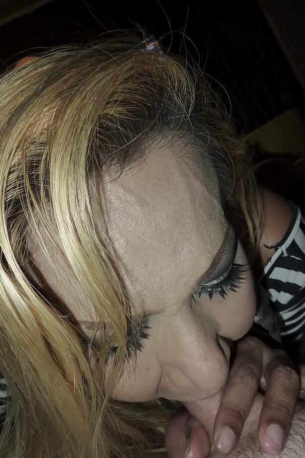 16P Loira raspada travesti asiática Vivian sendo fodida sem sela em sua bunda apertada