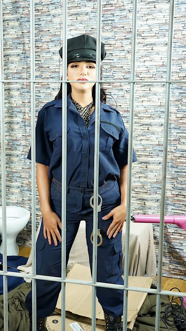 16P Nena transexual sexy se quita el uniforme y muestra sus activos tentadores antes