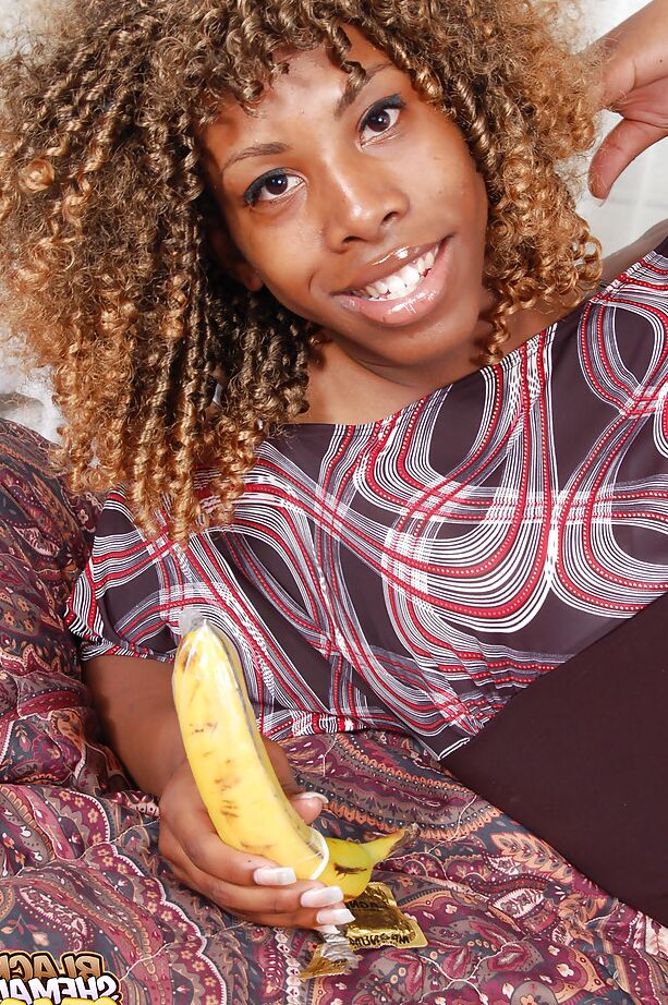 16P Solo ebony tranny Kareema toying filthy asshole with a banana