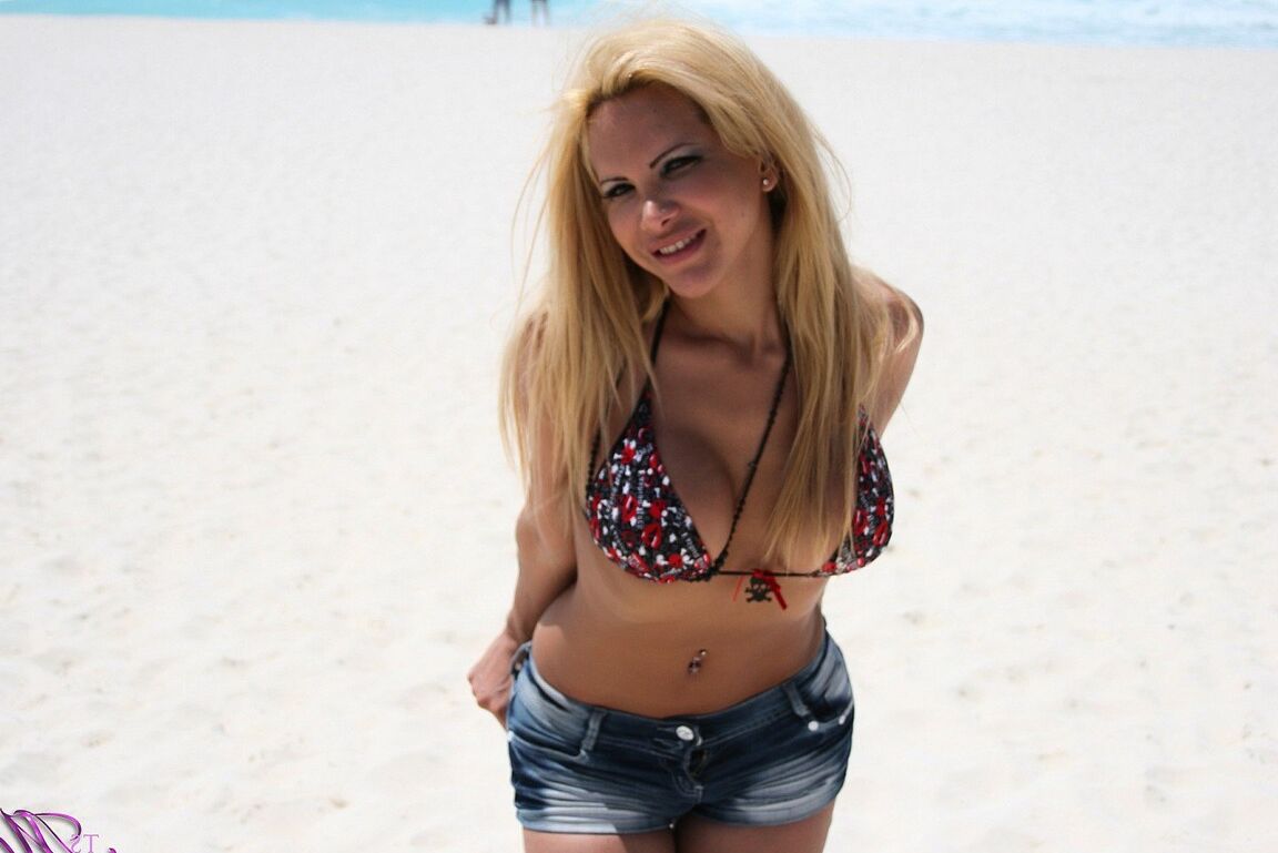 12P Sassy Shemale Milla Viasotti se pavane sur la plage