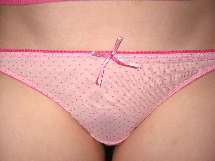 12P Sadie adore montrer sa toute nouvelle culotte rose