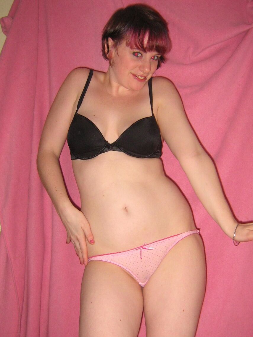 12P Sadie adore montrer sa toute nouvelle culotte rose